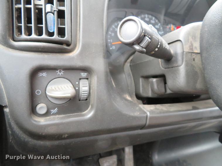 image for item DG3838 2005 GMC C5500 flatbed truck