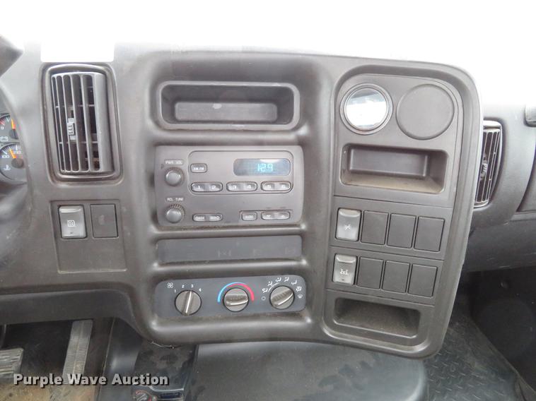 image for item DG3838 2005 GMC C5500 flatbed truck