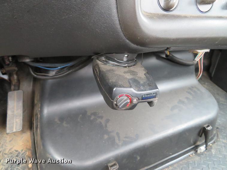 image for item DG3838 2005 GMC C5500 flatbed truck