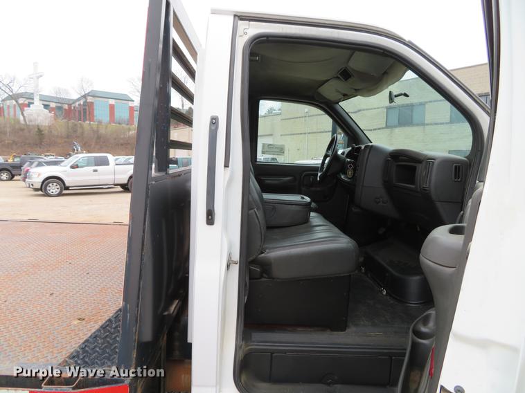 image for item DG3838 2005 GMC C5500 flatbed truck