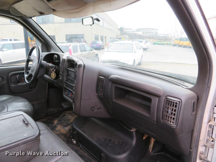 image for item DG3838 2005 GMC C5500 flatbed truck