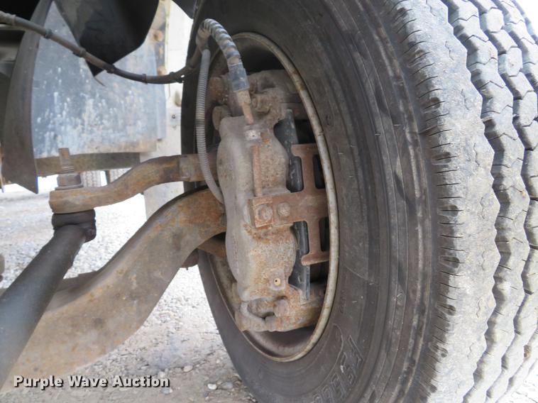 image for item DG3838 2005 GMC C5500 flatbed truck