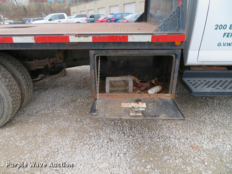 image for item DG3838 2005 GMC C5500 flatbed truck