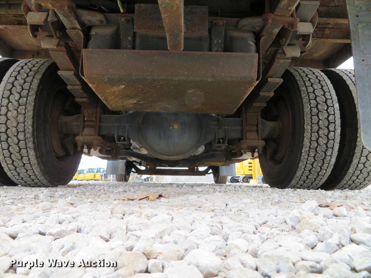 image for item DG3838 2005 GMC C5500 flatbed truck