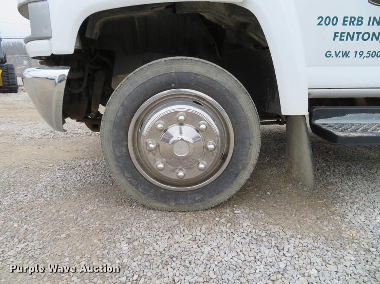 image for item DG3838 2005 GMC C5500 flatbed truck