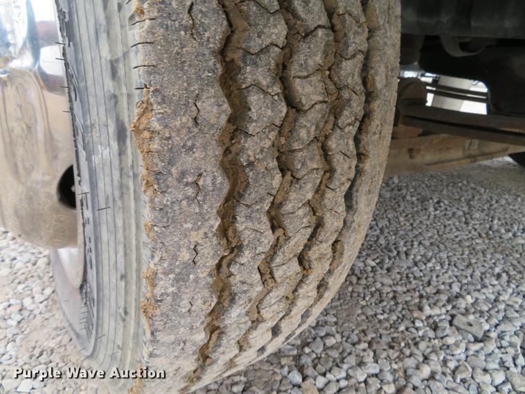 image for item DG3838 2005 GMC C5500 flatbed truck