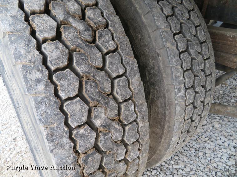 image for item DG3838 2005 GMC C5500 flatbed truck