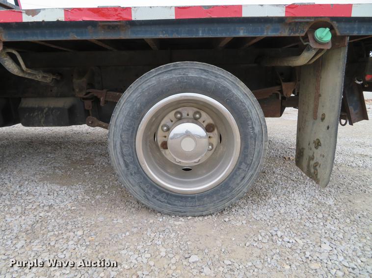 image for item DG3838 2005 GMC C5500 flatbed truck