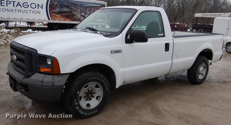 image for item DY9783 2005 Ford F250 Super Duty XL pickup truck