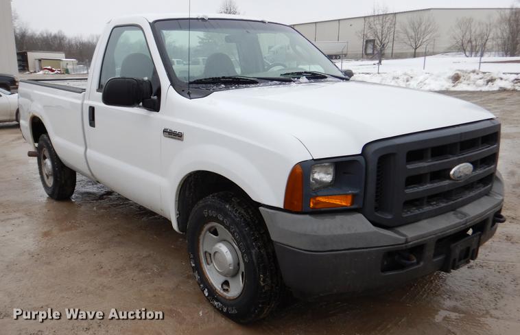 image for item DY9783 2005 Ford F250 Super Duty XL pickup truck