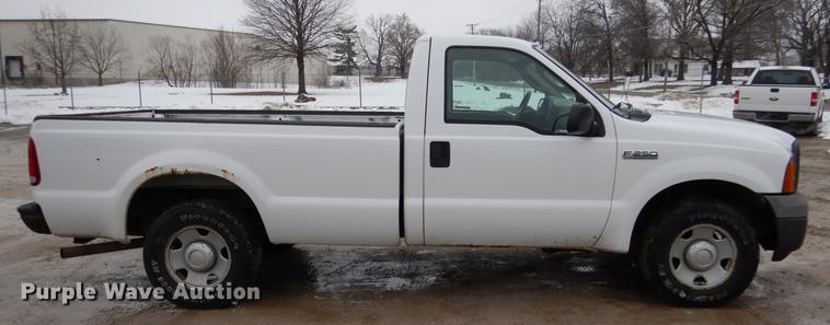 image for item DY9783 2005 Ford F250 Super Duty XL pickup truck