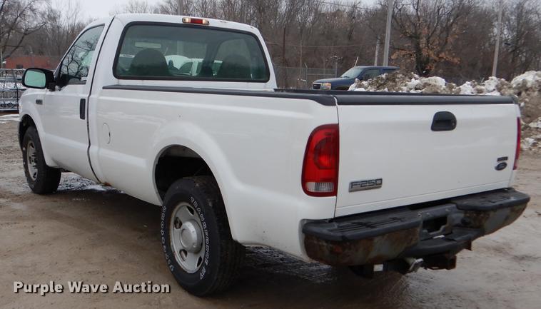 image for item DY9783 2005 Ford F250 Super Duty XL pickup truck