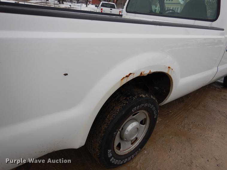 image for item DY9783 2005 Ford F250 Super Duty XL pickup truck