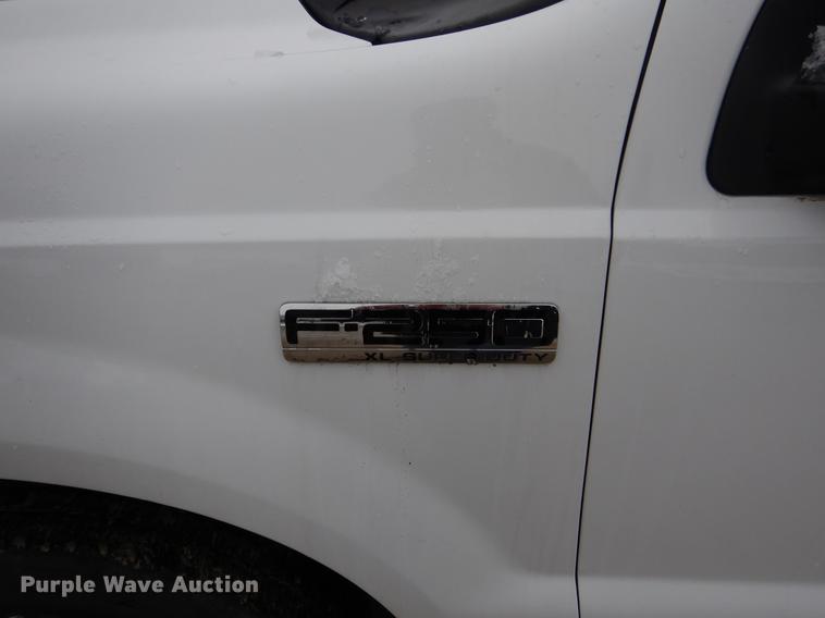 image for item DY9783 2005 Ford F250 Super Duty XL pickup truck