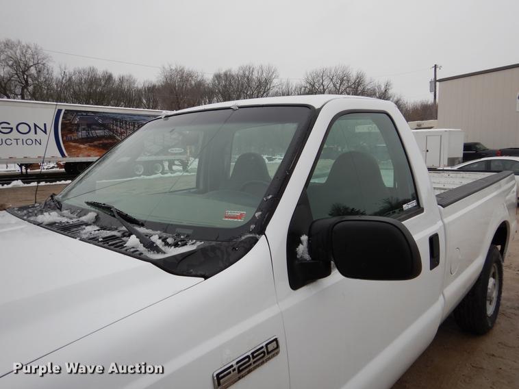 image for item DY9783 2005 Ford F250 Super Duty XL pickup truck