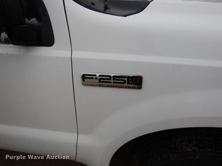image for item DY9783 2005 Ford F250 Super Duty XL pickup truck