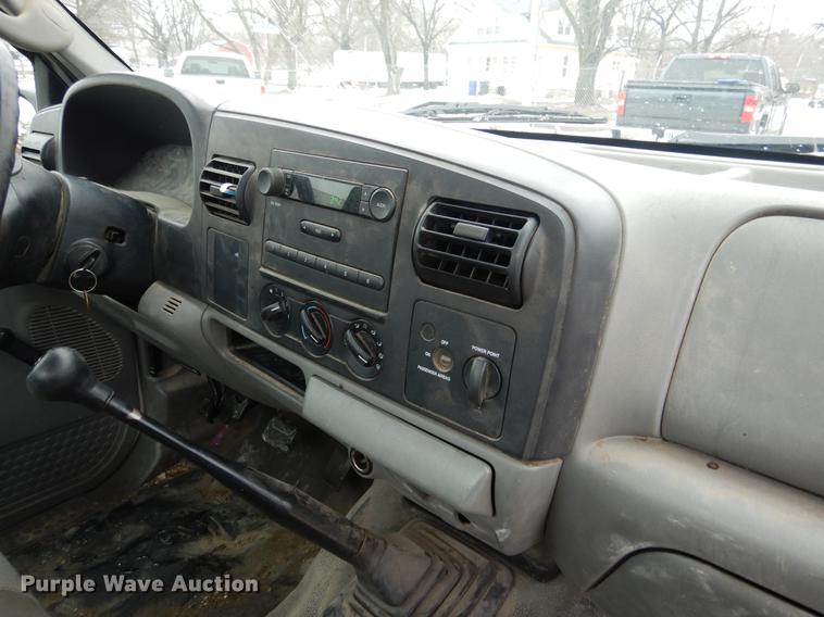 image for item DY9783 2005 Ford F250 Super Duty XL pickup truck