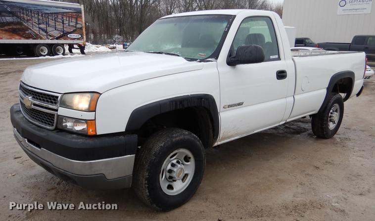 image for item DY9785 2005 Chevrolet Silverado 2500HD pickup truck