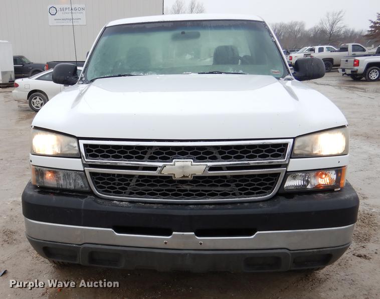 image for item DY9785 2005 Chevrolet Silverado 2500HD pickup truck