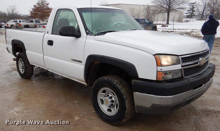 image for item DY9785 2005 Chevrolet Silverado 2500HD pickup truck