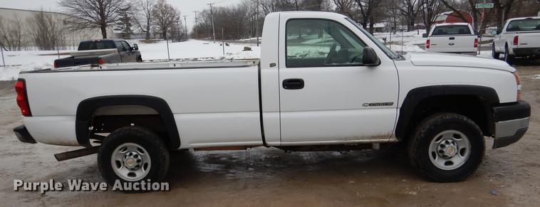 image for item DY9785 2005 Chevrolet Silverado 2500HD pickup truck