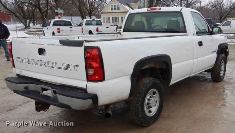 image for item DY9785 2005 Chevrolet Silverado 2500HD pickup truck