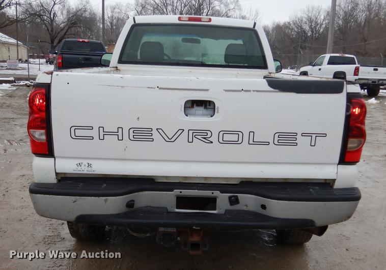 image for item DY9785 2005 Chevrolet Silverado 2500HD pickup truck