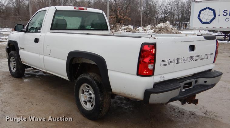 image for item DY9785 2005 Chevrolet Silverado 2500HD pickup truck