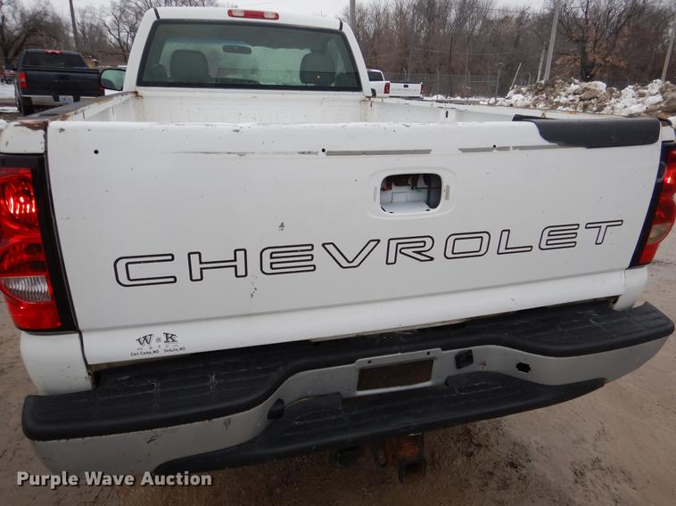 image for item DY9785 2005 Chevrolet Silverado 2500HD pickup truck