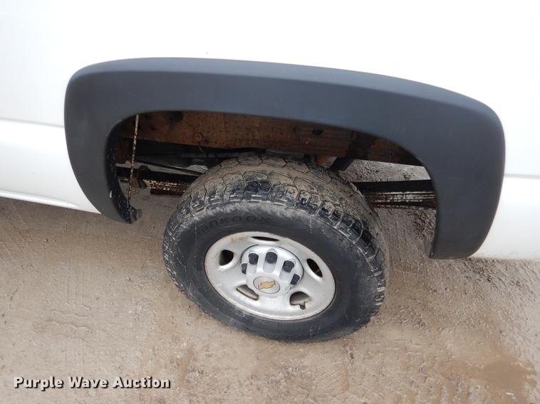 image for item DY9785 2005 Chevrolet Silverado 2500HD pickup truck