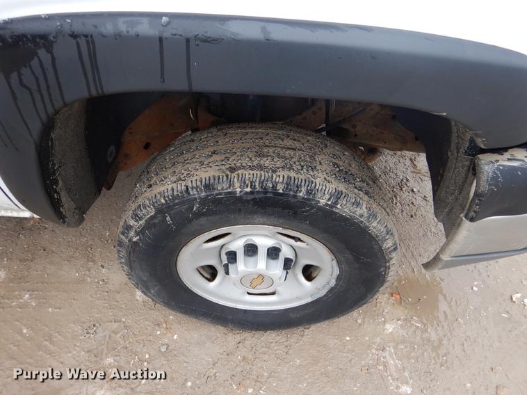 image for item DY9785 2005 Chevrolet Silverado 2500HD pickup truck