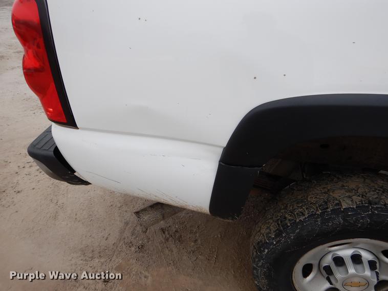 image for item DY9785 2005 Chevrolet Silverado 2500HD pickup truck