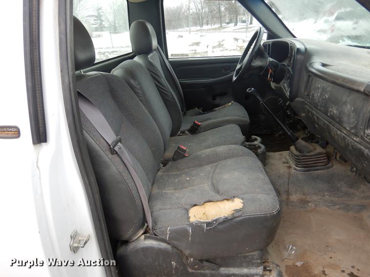 image for item DY9785 2005 Chevrolet Silverado 2500HD pickup truck