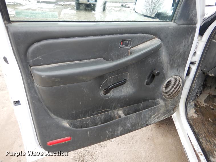 image for item DY9785 2005 Chevrolet Silverado 2500HD pickup truck