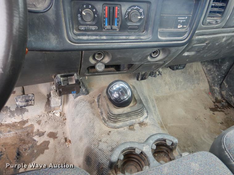 image for item DY9785 2005 Chevrolet Silverado 2500HD pickup truck