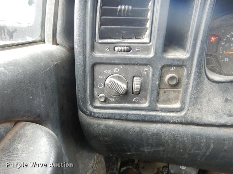 image for item DY9785 2005 Chevrolet Silverado 2500HD pickup truck