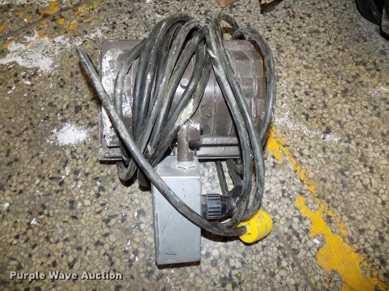 image for item DZ9629 (3) halogen work lights