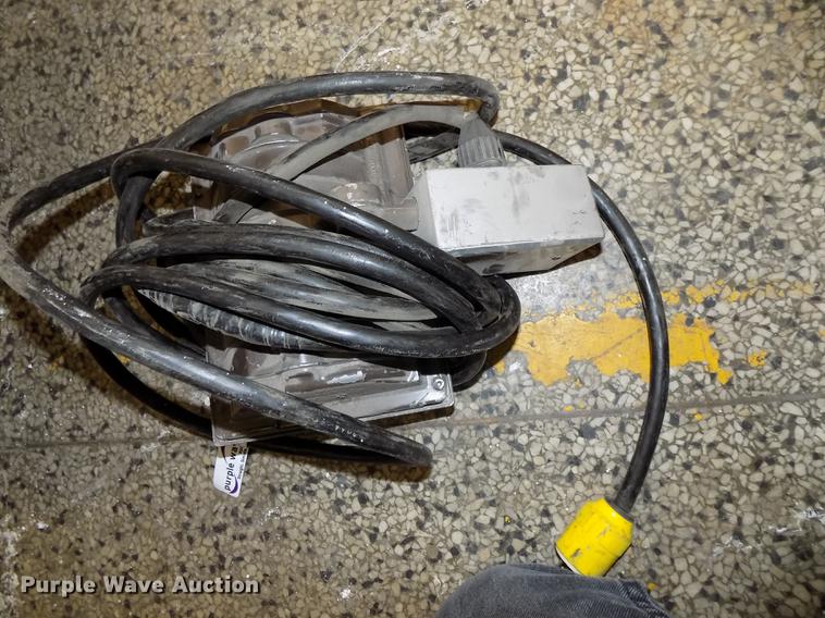 image for item DZ9629 (3) halogen work lights