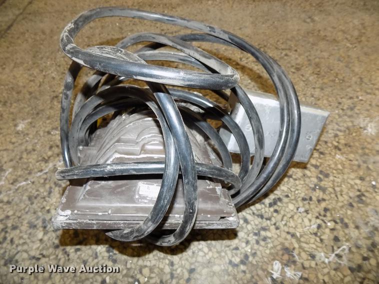 image for item DZ9629 (3) halogen work lights