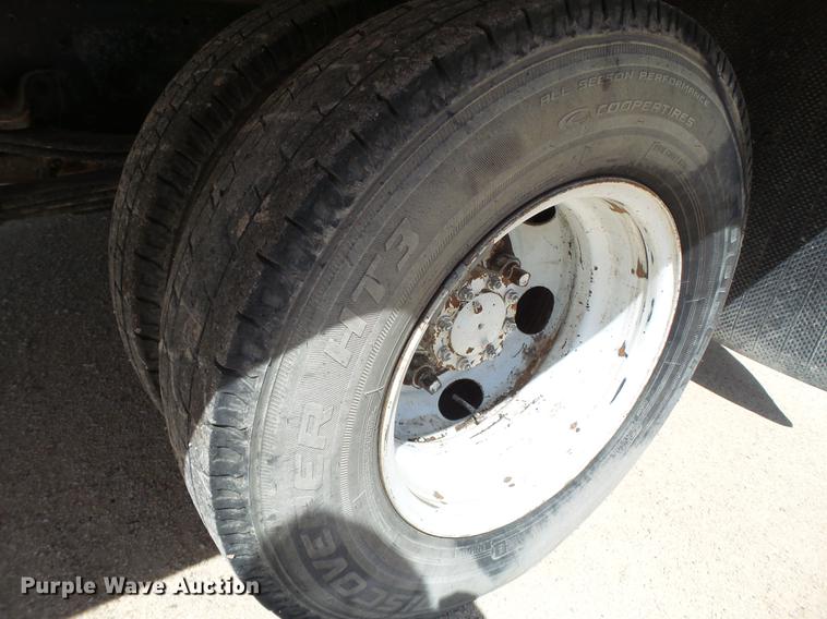 image for item EN9715 2006 Isuzu NPR box truck