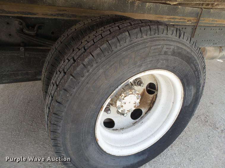 image for item EN9715 2006 Isuzu NPR box truck