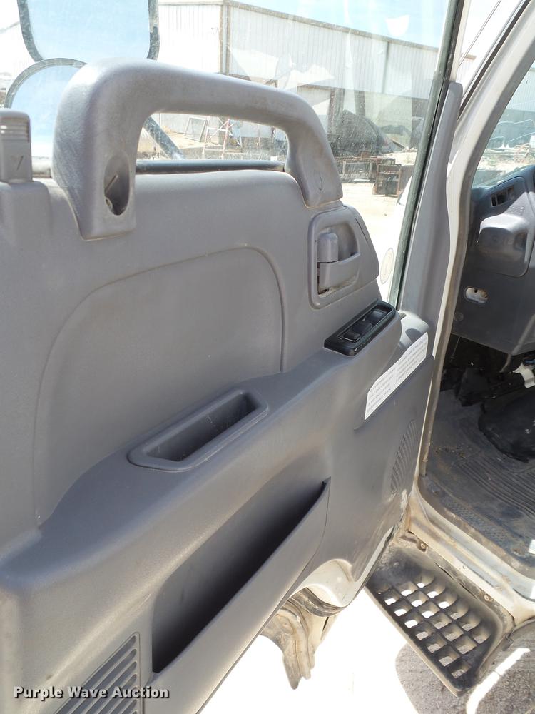 image for item EN9715 2006 Isuzu NPR box truck