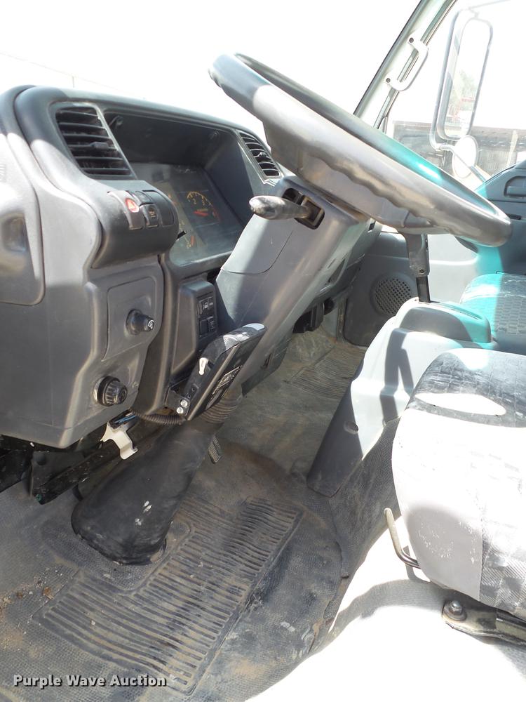 image for item EN9715 2006 Isuzu NPR box truck