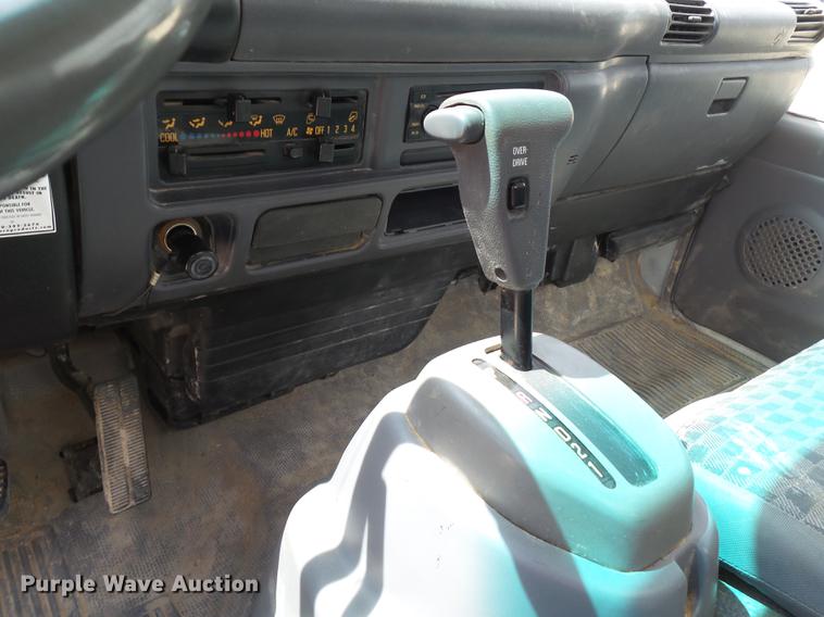 image for item EN9715 2006 Isuzu NPR box truck