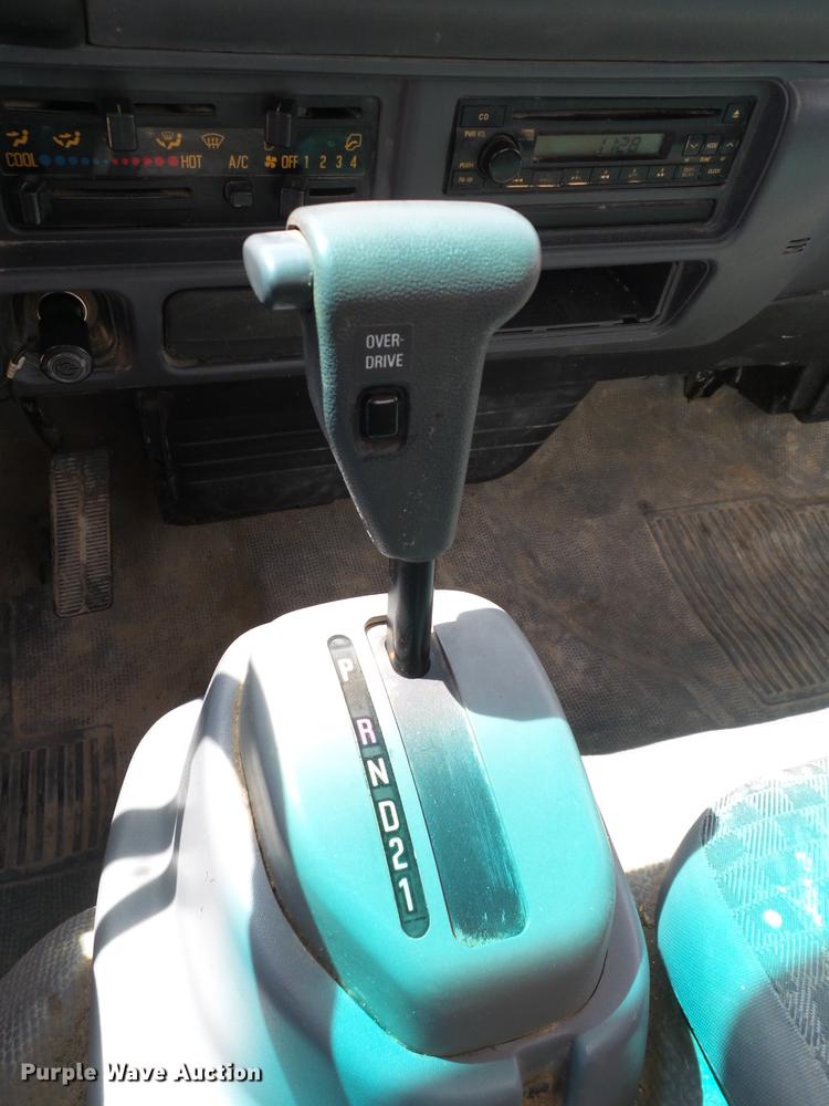 image for item EN9715 2006 Isuzu NPR box truck