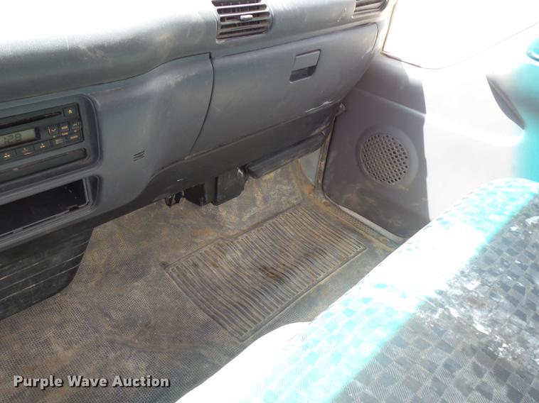 image for item EN9715 2006 Isuzu NPR box truck