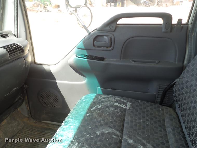 image for item EN9715 2006 Isuzu NPR box truck