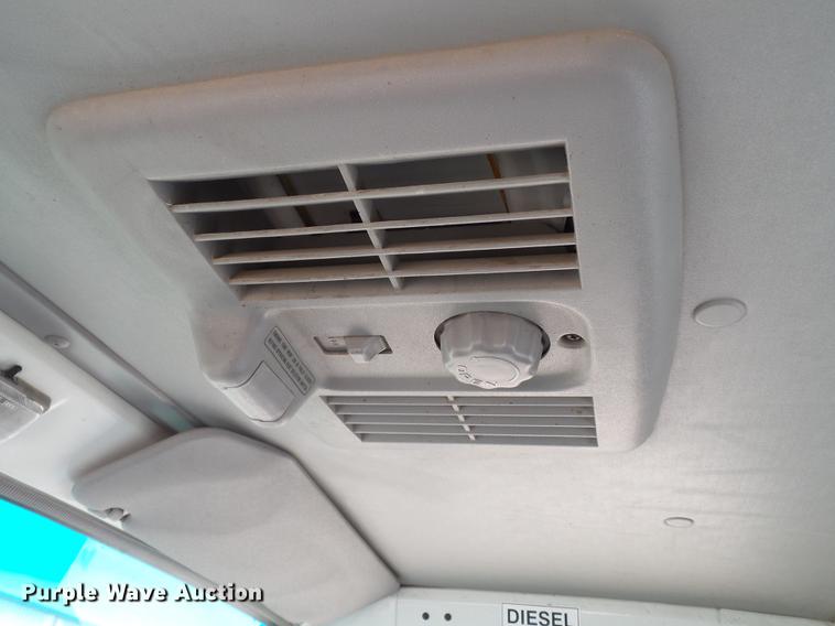 image for item EN9715 2006 Isuzu NPR box truck