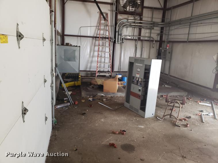 image for item EN9752 Red Iron metal building