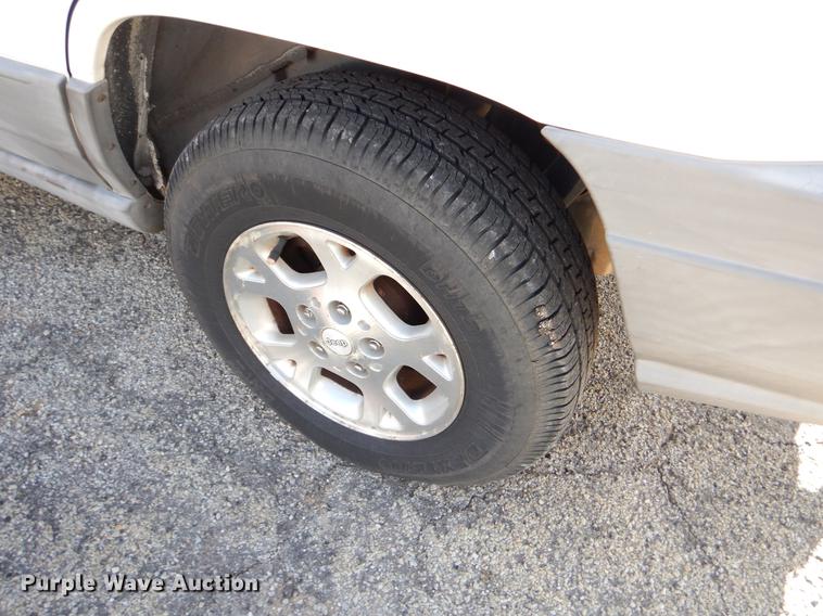 image for item ER9455 2000 Jeep Cherokee Laredo SUV